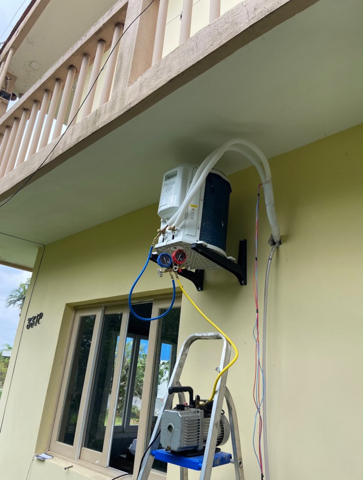 Condensadora de ar-condicionado instalada com suporte e tubulação isolada